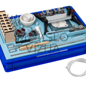 Studentų chemijos eksperimentų dėžutė su užrakinamu dangčiu ir individualiai suformuotu plastikiniu įdėklu, skirta 122 organinės ir neorganinės chemijos eksperimentams.