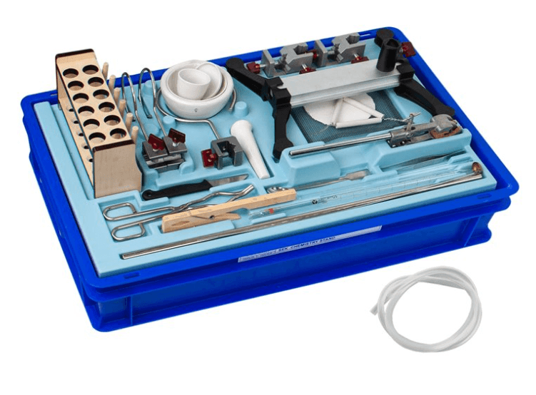 Studentų chemijos eksperimentų dėžutė su užrakinamu dangčiu ir individualiai suformuotu plastikiniu įdėklu, skirta 122 organinės ir neorganinės chemijos eksperimentams.