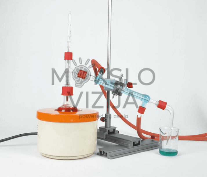 Studentų eksperimentų dėžutė chemijos distiliacijos eksperimentams su tvirta laikymo dėže ir putplasčio įdėklu, skirtu stiklinėms distiliacijos detalėms saugiai laikyti.