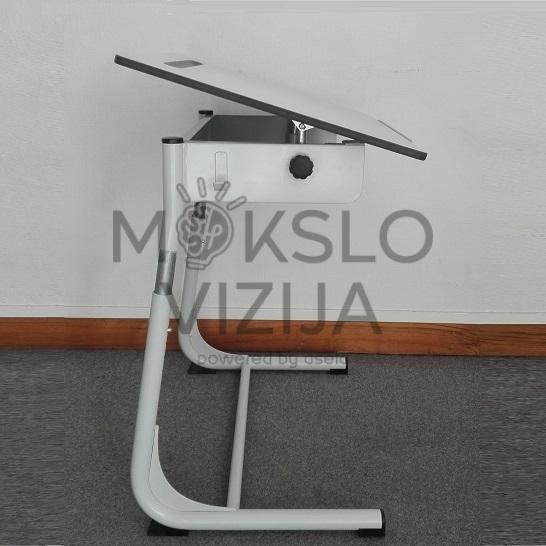 Reguliuojamo aukščio mokyklinis suolas su pakreipiamu stalviršiu, lentynėle ir metaliniu rėmu su lenktomis kojomis