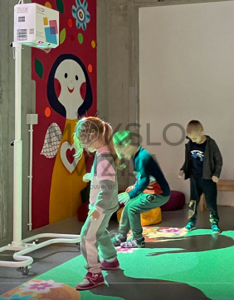 Interaktyvios grindys su mobiliu stendu