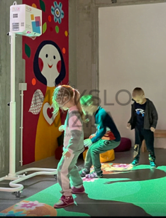 Interaktyvios grindys su mobiliu stendu