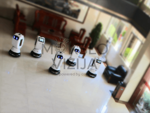 Keturi autonominiai UV dezinfekciniai robotai su ekranėliais patalpoje su baldais