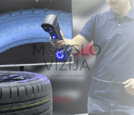 Operatorius rankiniu 3D skeneriu skenuoja mažą objektą ant sukamo stalo laboratorinėje aplinkoje.