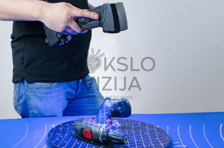 Rankinis 3D skeneris su mėlynu apšvietimu skenuoja automobilio padangą, šalia matomas nuskenuotas protektoriaus vaizdas ekrane.