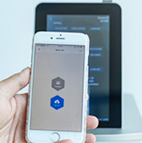 Išmaniojo telefono ekranas su kavos spausdintuvo valdymo programa, skirta dizainų pasirinkimui ir nuotoliniam valdymui.