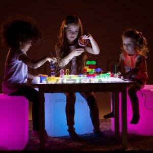 Spalvą keičiantis kubas