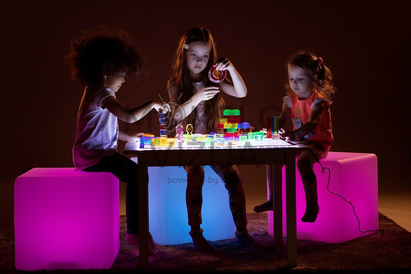 Spalvą keičiantis kubas