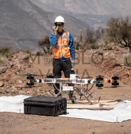 FB3 krovininis dronas ant žemės, operatorius su šalmu valdo sistemą lauko sąlygomis.