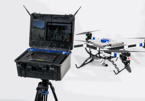Antžeminė valdymo stotis su ekranu ir FB3 krovininiu dronu – profesionali drono valdymo sistema.