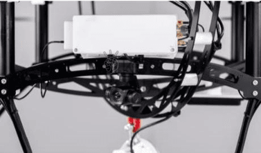 FB3 drono apatinė konstrukcijos dalis su kabeliais ir krovinio pakabinimo mechanizmu iš arti.