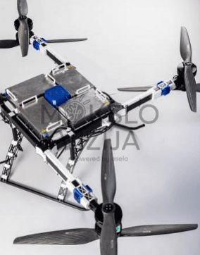 FB3 krovininio drono viršutinis vaizdas – rėmas, rotoriai ir baterijų platforma studijoje.