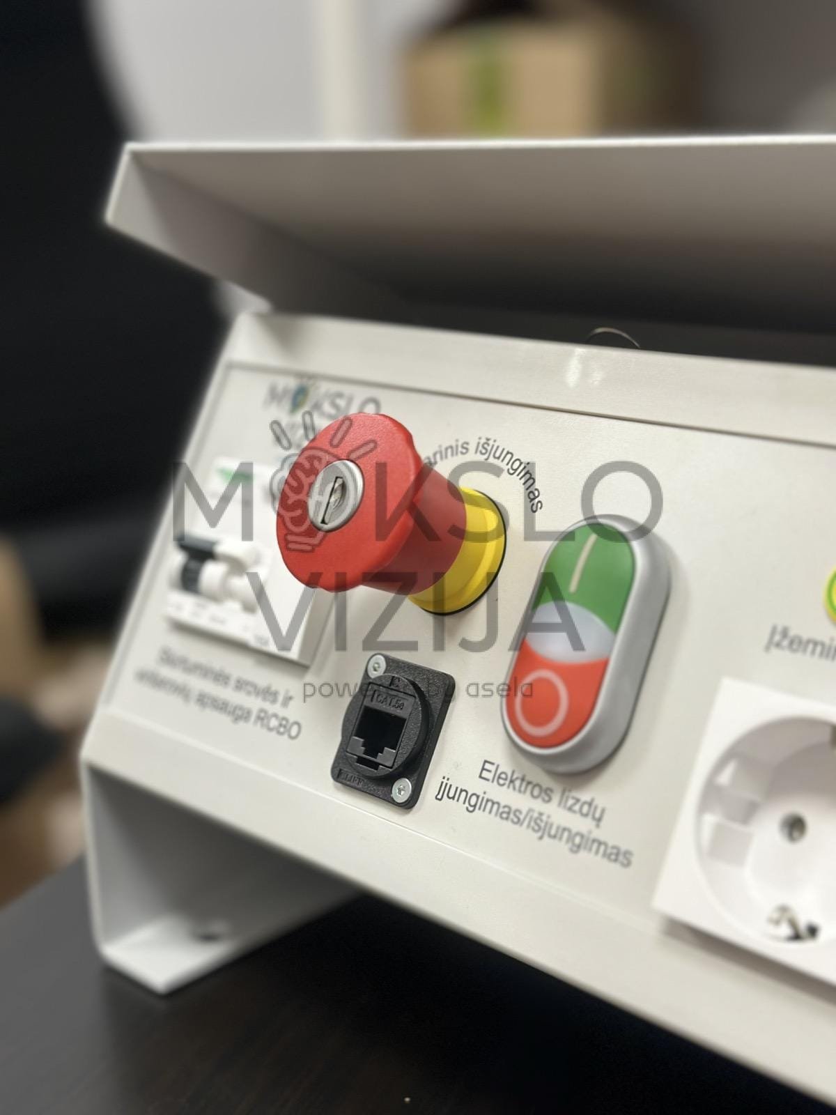 Elektros stovas mokyklos laboratorijoms- moderni klasė, elektros mokymas