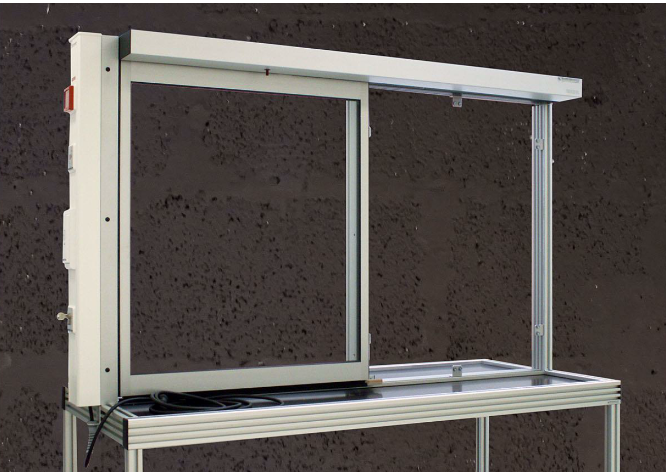 Funkcinis automatinių stumdomų durų modelis su aliuminio rėmu ir valdymo mechanizmu