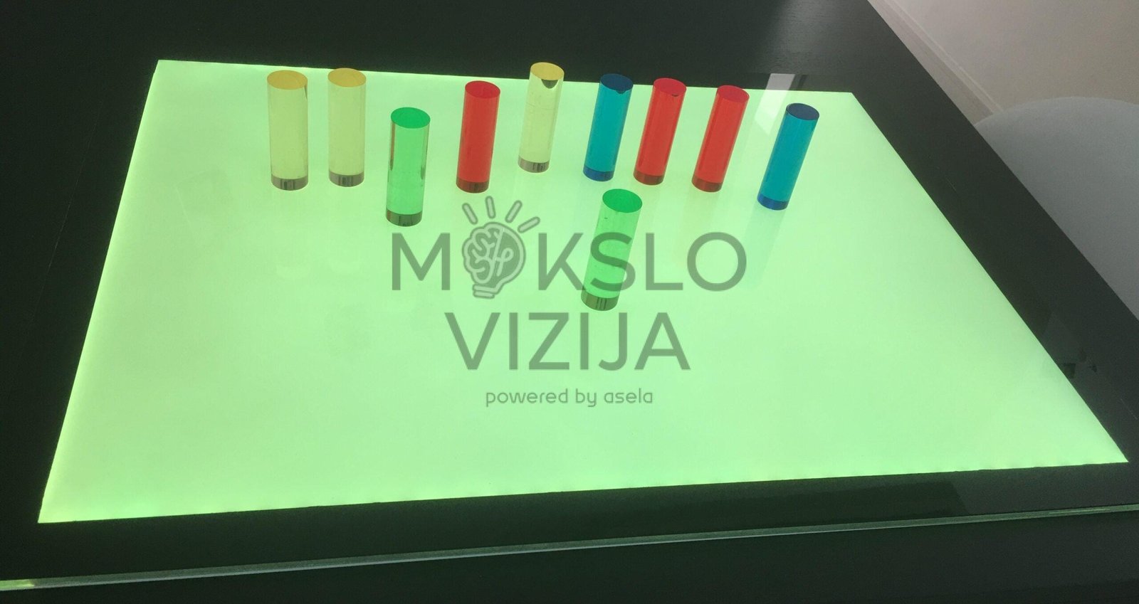 Akrilo spalvotų smeigtukų rinkinys