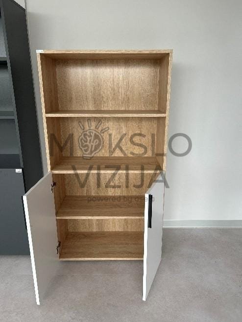 Moderni šviesaus ąžuolo imitacijos spinta su baltu matiniu fasadu ir juodomis rankenomis.