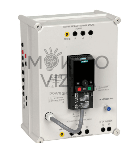 Kompaktiškas AC-AC dažnio keitiklio modulis ant stalviršio, paruoštas demonstracijoms.