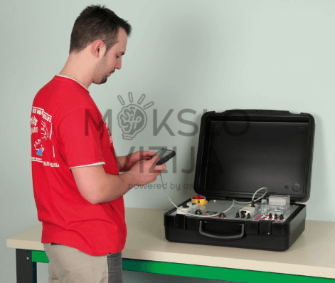 Dažnio keitiklio mokymo lagaminas atvertas, matomas valdymo paviršius.