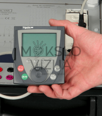 Nešiojamas mokymo lagaminas su dažnio keitikliu, skirtas praktikoms klasėje.