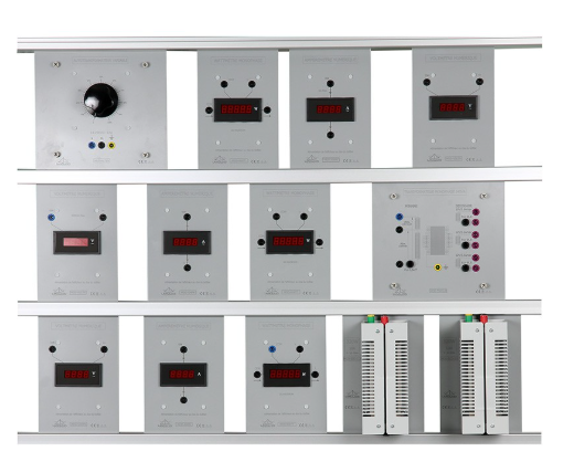 Vienfazių transformatorių mokymo stendas su rėmu ir maitinimo šaltiniu elektros laboratorijai