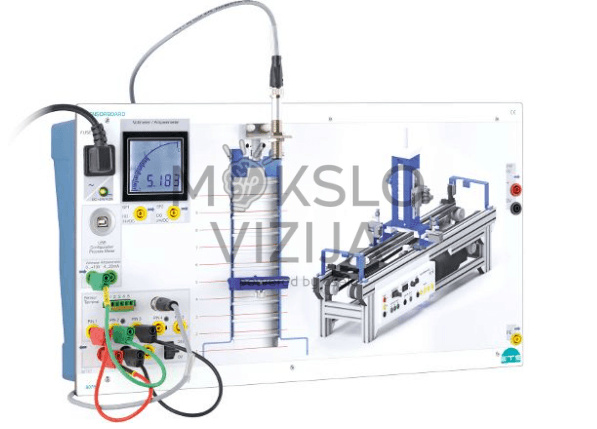 Sensorikos mokomasis stendas su įvairiais jutikliais ir valdymo moduliais.