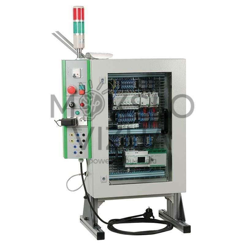 Išmaniosios energijos valdymo sistemos mokomasis stendas su integruotais moduliais ir ekranu.
