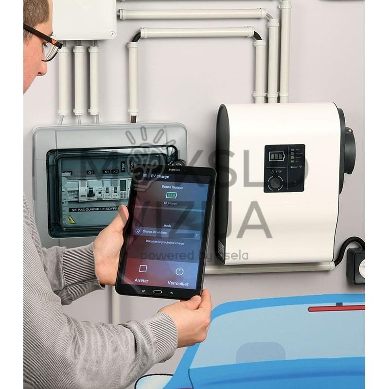 Mokymo stendas su integruotais automatikos valdikliais ir matavimo įranga.