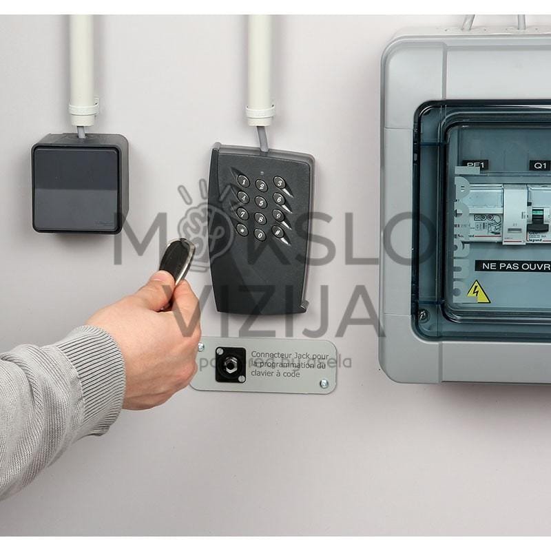 Automatikos sistemų mokomasis stendas su elektros jungtimis ir valdymo blokais.