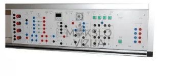 Mobilus hidraulikos mokymo stendas su daugybe komponentų, matuoklių, cilindrų ir siurbliu apatinėje dalyje.