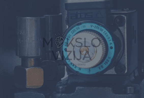 Mėlyna hidraulikos treniruoklio sistema su dviem vertikaliais valdymo skydeliais ir žarnomis jungiančiomis įvairius modulinius elementus.