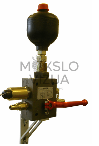 Hidraulikos mokymo treniruoklis su matomais manometrais, vožtuvų moduliais ir siurbimo moduliu apačioje, skirtas praktiniam mokymui.