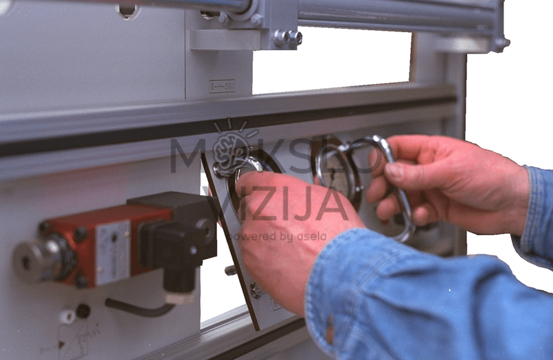 Hidraulikos mokymo stendas ant ratukų su vertikaliu skydeliu, vožtuvais, žarnomis ir manometrais praktiniams darbams.