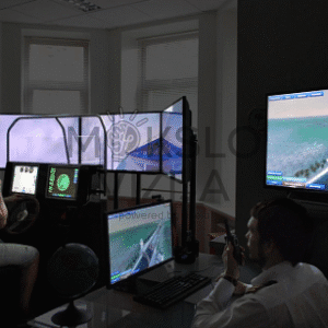 Mažųjų laivų valdymo simuliatorius su kabina, ekranais ir komandu valdymo pultais.