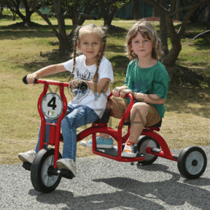 Ikimokyklinio amžiaus trikojis dviratukas – platus rėmas, apačioje atsikiša tvirti ratai.