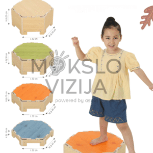 Sensorinis balansavimo elementas – keturi prizmės formos stalčiukai skirtingų spalvų ir paviršiaus tekstūros vaikiškai balansinei veiklai.