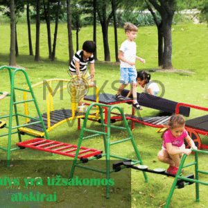 Vaivorykštės spalvų medinė čiuožykla su šonine laipiojimo siena ir saugiais apvalintais kampais.