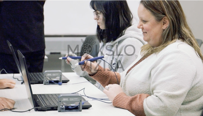 Pro versijos 3D kompiuteris su sulankstoma kamera – ekrane matoma erdvinė molekulės vizualizacija su moksliniu fonu.