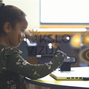 Mažais matiniais aliuminio rėmais pavaizduotas 3D mokomojo kompiuterio sprendimas – baltos spalvos klaviatūra, lenkiama kamera ir virtualūs objektai ekrane.