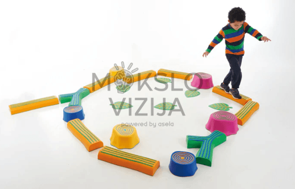 Vaikų žaidimas „Miškas“ pusiausvyrai ir koordinacijai lavinti.