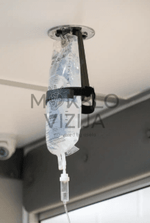 Paramedikų praktikos treniruočių erdvė – kabina su integruotais monitoriais, deguonies balionu ir pirmosios pagalbos įranga.