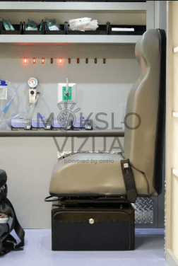 Mobili paramediko kabina su realistiška greitosios pagalbos interjero įranga ir pacientų priežiūros zona.