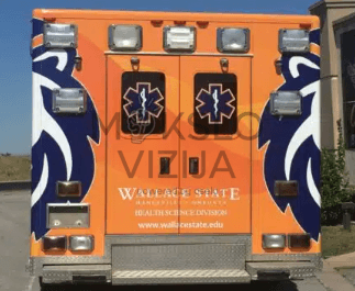 Paramediko simuliacijos kabina – vidaus erdvėje sumontuoti monitoriai, medicinos stalčiai ir lova pacientui.