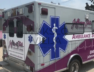 Mokymo kabina paramedikams – uždara erdvė su defibriliatoriumi, pirmosios pagalbos priemonėmis ir slaugos įranga.