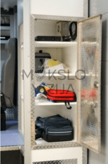Mobili paramediko kabina su įrengta lova, deguonies sistema ir diagnostiniais monitoriais.