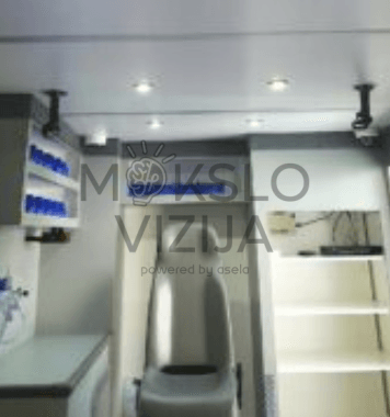 Mokomoji paramediko darbo stotis – uždara kabina su diagnostikos monitoriais, gaivinimo įrankiais ir realistiška pagalbos teikimo aplinka.