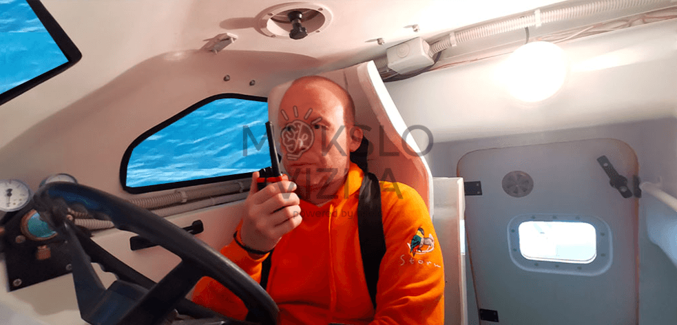 Dinaminės platformos gelbėjimosi valties mokymo sistema – uždara kabina imituoja tikrą valtį su valdymo įranga ir bangų bei oro sąlygų valdymu.