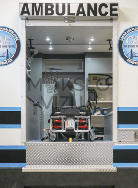 Paramediko praktinė darbo vieta – kompaktiška kabina, įrengta pagal realių greitosios pagalbos vienetų standartus.