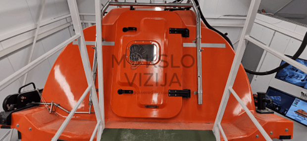 Mokomoji gelbėjimo valties stotis A klasės: interaktyvus vairalazdės valdymas, bangų stoka, matomumo ir paros laiko moduliacija instruktoriui.