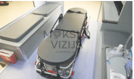 Simuliacinė mokymo kabina, atkartojanti mobilios medicinos vieneto sąlygas – su monitoriais, gaivinimo staliuku ir integruota darbo zona.