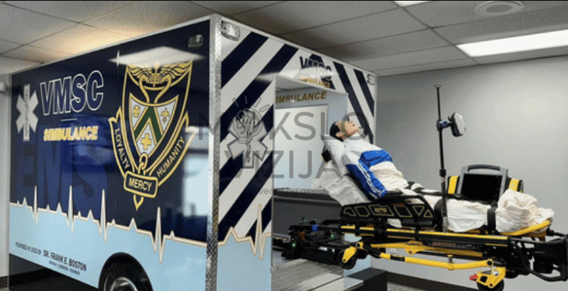 Mobili paramediko kabina – realistiška intensyviosios pagalbos stotis su stacionaria lova, medicinos įranga ir imituota greitosios pagalbos automobilio aplinka.